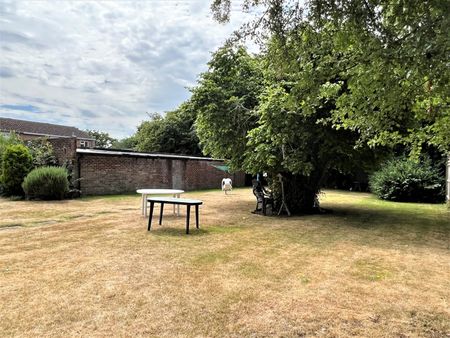 Chertsey Road, Byfleet, Surrey, KT14 - Photo 3