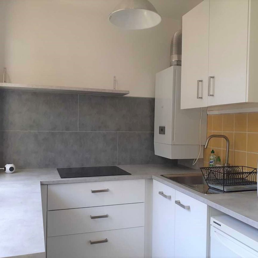 NIMES CENTRE - ARENES/MONTCALM - MEUBLÉ COQUET T2 DE 32.23M2 AVEC PARKING PRIVÉ ET CAVE, - Photo 1