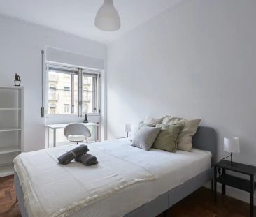 Room in a shared 10-bedroom apartment for rent in Lisbon. - Foto 4
