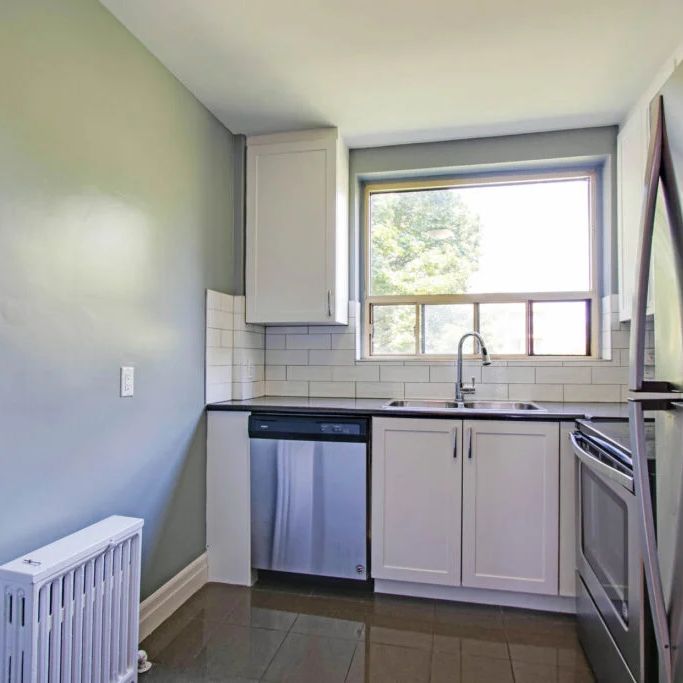 Crown Hill Place Apartments - Photo 2