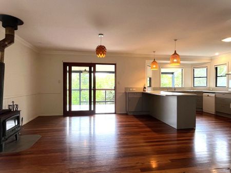 Large 3 Bedroom Family Home with Study - Photo 2