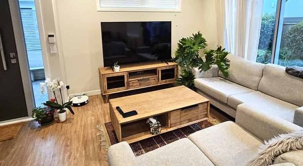 Sunny Modern 3-Bedroom Townhouse in Central Karori - Photo 1