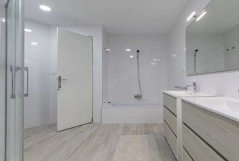 Calle Periodista Azzati, Valencia, Valencian Community 46002