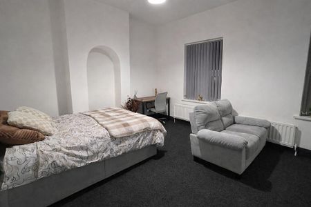 1 bedroom in a house share to rent - Photo 3