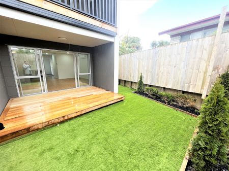 Modern Corner Ground Level Two-Bedroom, One Bathroom Apartment - Photo 3