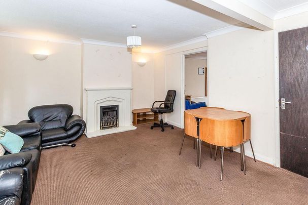 4 bedroom semi-detached house to rent - Photo 1