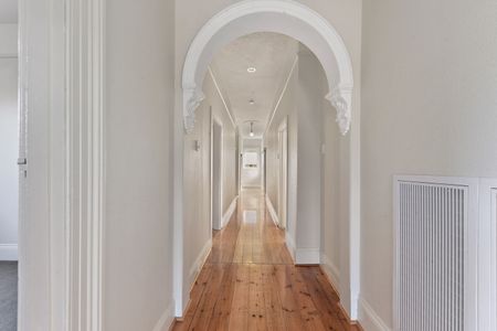 Classic Family Home - Photo 3