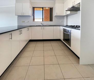 Modern two bedroom apartment with stunning city views - Photo 2