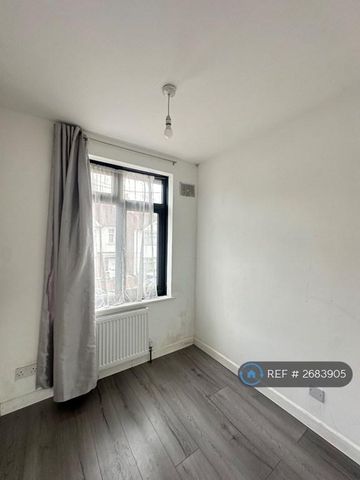 4 bedroom terraced house to rent - Photo 3