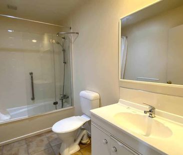 Family-Friendly Townhouse in a Quiet Cul-de-Sac - Photo 4