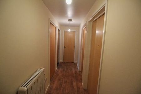 Two bedroom first floor apartment - Photo 4