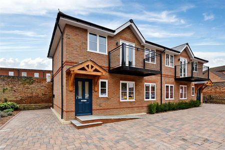 A unique two bedroom semi-detached home located in the heart of Marlow. - Photo 2