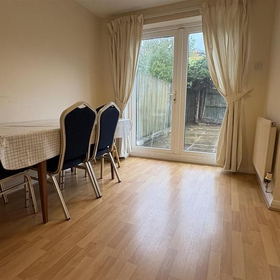 3 bedroom end of terrace house to rent - Photo 1