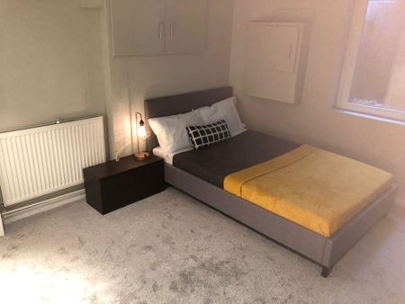 5 bedroom terraced house to rent - Photo 4