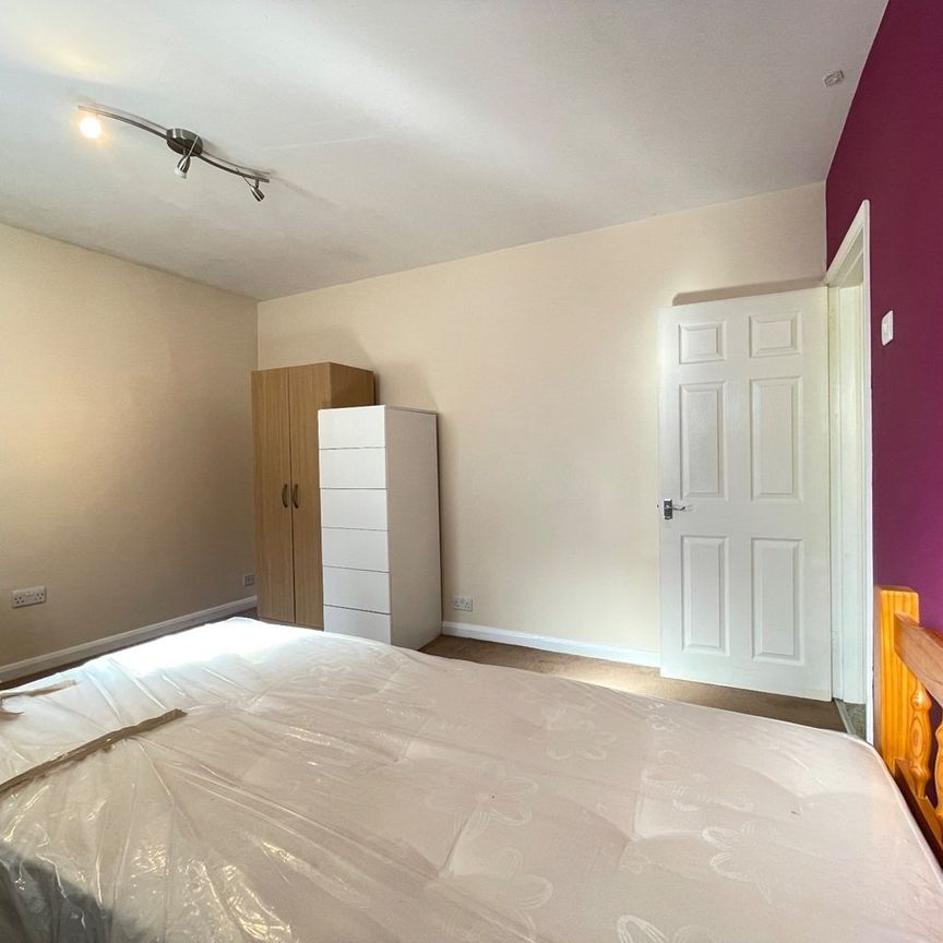 Room in a Shared Flat, Wood Street, E17 - Photo 1
