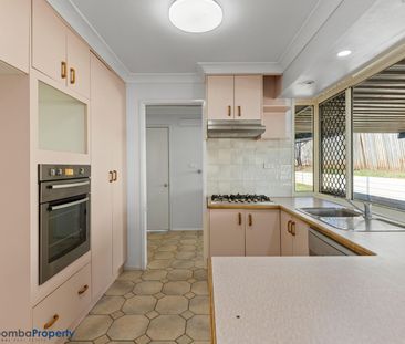 WELL PRESESNTED FAMILY HOME AWAITS! - Photo 3