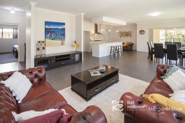 FAMILY LIVING - Photo 1