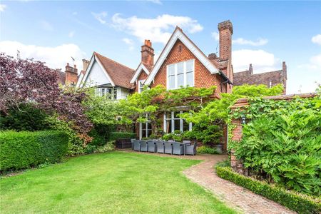 SHORT TERM - A charming four bedroom period family home offered on a short term basis fully furnished and all bills included - Photo 3