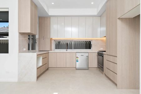 Brand new 5-bedroom house near Westmead health district and Parramatta CBD - Photo 3