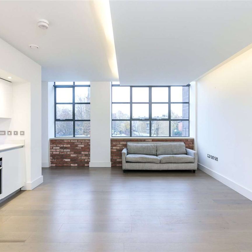 Spacious three bedroom apartment with large windows in the ex Burberry factory conversion. - Photo 1