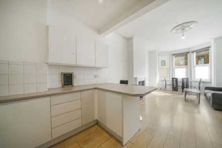 3 bedroom flat to rent - Photo 4