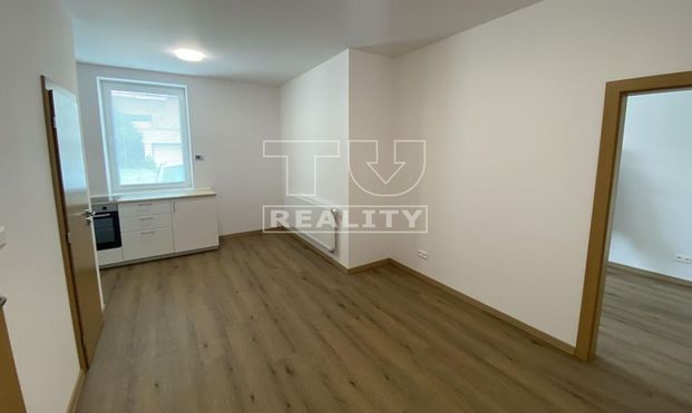 PONÚKAME NA PRENÁJOM Moderný 2-izbový byt po rekonštrukcii v pokojnej lokalite blízko centra v Kežmarku - Photo 1