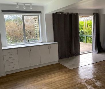 Charming 2BR Home in Shelly Park - Photo 3
