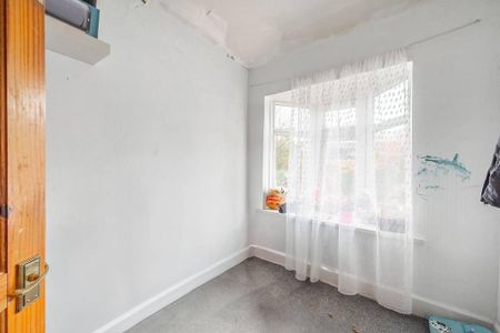 4 bedroom semi-detached house to rent - Photo 4