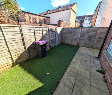 2 bedroom end of terrace house to rent - Photo 5