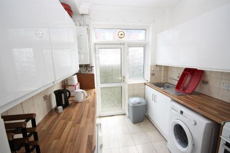 Old Oak Common lane, East Acton, London, W3 7DT - Photo 2
