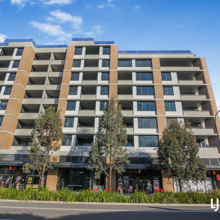 Top Floor Apartment - Great Location! - Photo 1