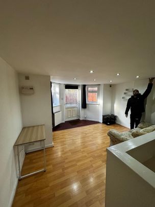 Room in a Shared House, Headingley Avenue, LS6 - Photo 1