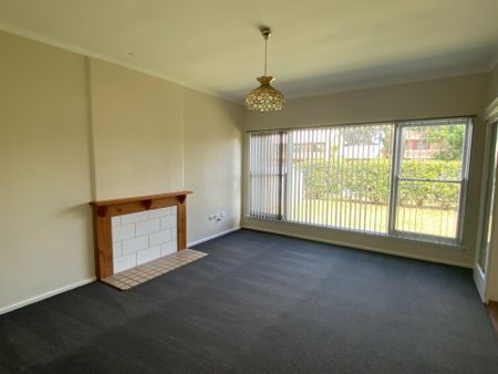 Charming Country Living in Dubbo – 3 Bedroom Home for Rent - Photo 5