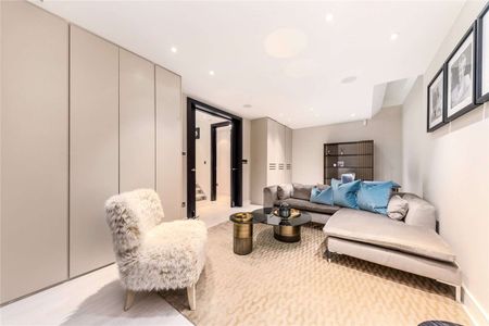 A brilliant Mews house in this prestigious Knightsbridge location which has been recently re-modelled and entirely re-designed behind the original façade. - Photo 3