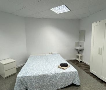 Room in a shared 13-bedroom apartment for rent in El Camp d'en Grassot i Gracia Nova - Photo 5