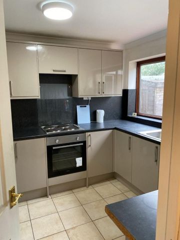 4 bedroom semi-detached house to rent - Photo 5