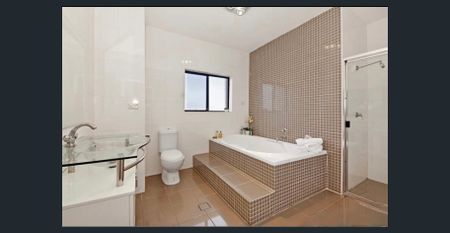 Elegant Family Haven: Double Story Stylist 5-Bedrooms Fully Furnished Modern House for rent in Greenacre. - Photo 4