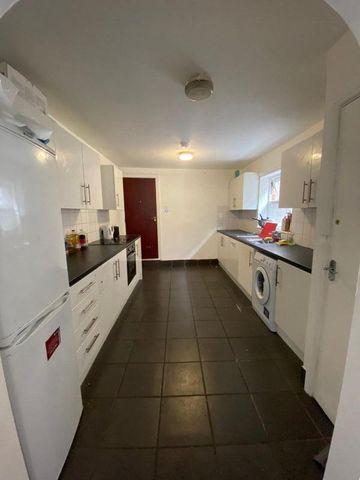 1 bedroom in a flat share to rent - Photo 4