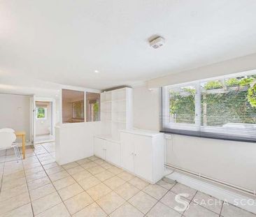 Green Lane, Chessington, KT9 - Photo 4