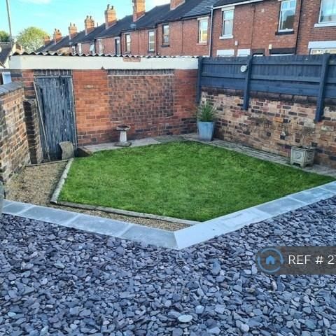 4 bedroom end of terrace house to rent - Photo 1