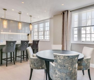 Stylish top-floor Chelsea apartment with a west-facing balcony, set... - Photo 3