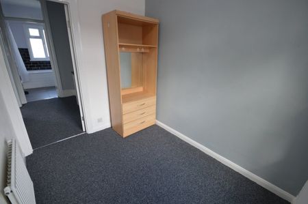 3 Bed Terraced House, Hatherley Gardens, E6 - Photo 4