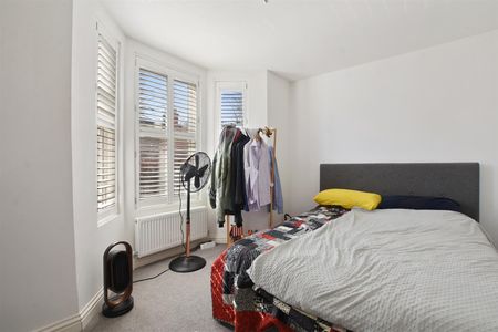 Terraced House To Let - Photo 2