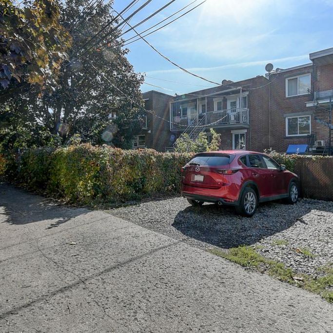 BEAU 4 1/2 AVEC ELECTROS, COUR ARRIÈRE ET STATIONNEMENT - Photo 1