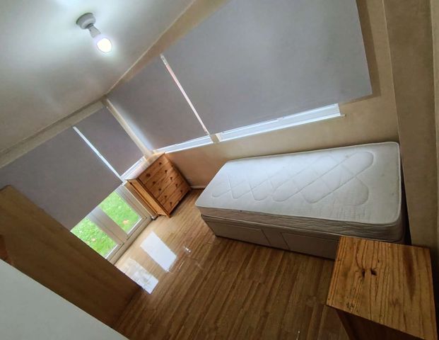 Forest Road Bedroom 5 - Photo 1