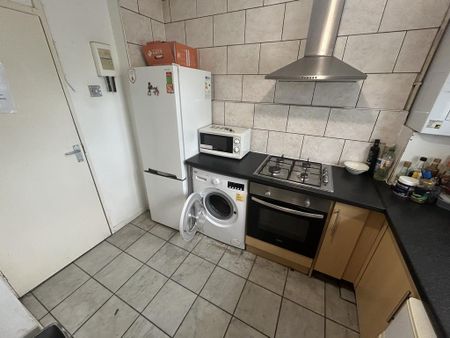 1 bedroom in a flat share to rent - Photo 5