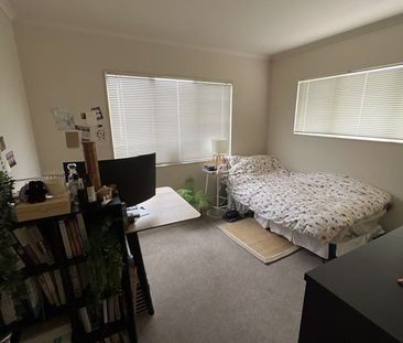 Light and bright in Northcross - minor dwelling also available - Photo 1