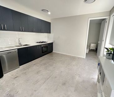 Modern 2 Bedroom Flat in the Heart of The Gables - Close to Schools... - Photo 3