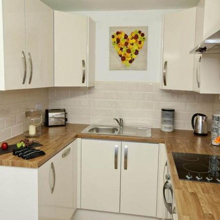 1 bedroom in a flat share to rent - Photo 3