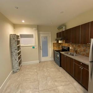 🌟 Spacious & Bright 2-Bedroom Semi-Basement Suite–Steps from SkyTrain - Photo 2